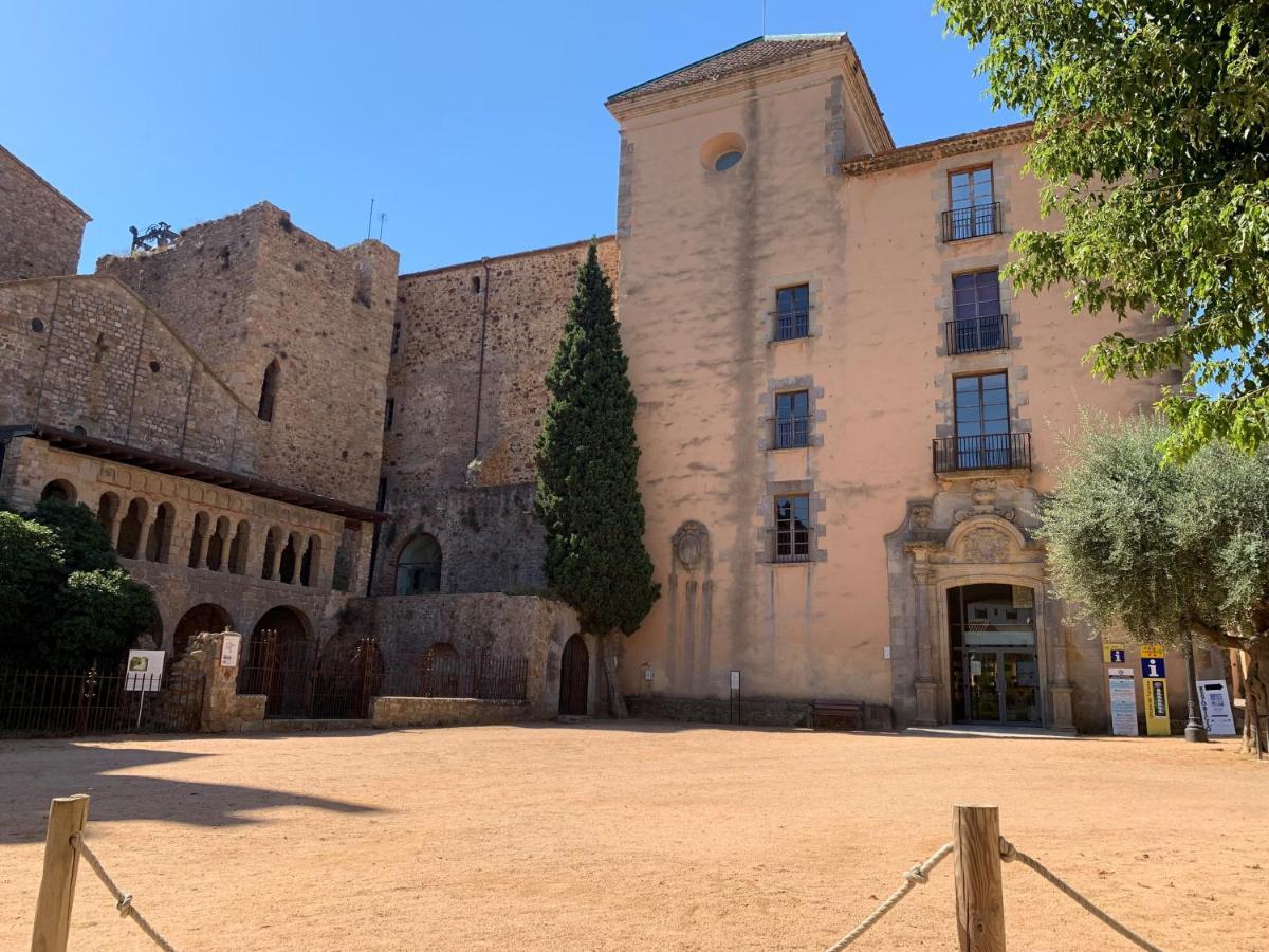 Notaria-Apartamento Y Estudio En Casco Antiguo, Al Lado De Playa, Rambla Y Monasterio, Con Acceso A Terraza Ajardinada Sant Feliu de Guíxols Luaran gambar